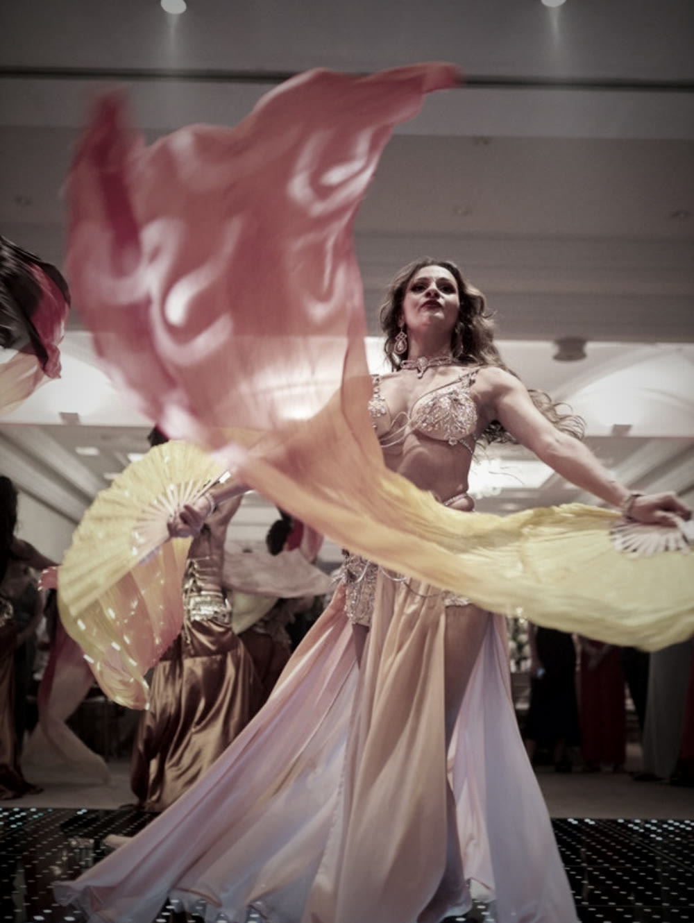 Bailarina com estandarte de fogo