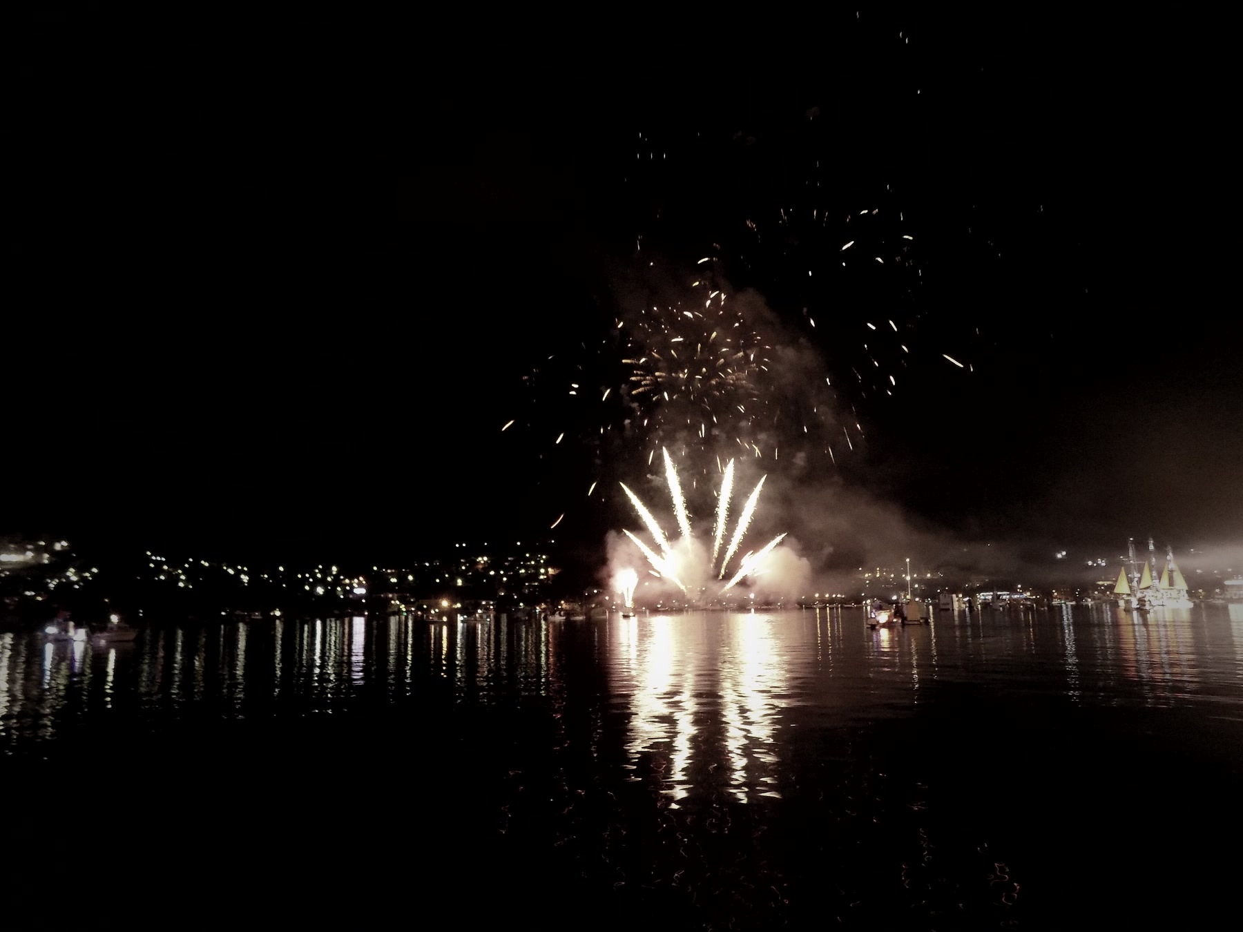 Fogo de artifício sobre a água
